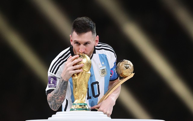 Sự thật thú vị về Cúp vàng World Cup: Chiếc cúp Messi nhận chỉ có thế