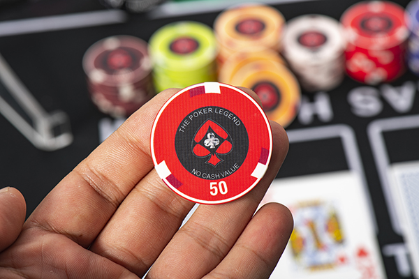 Chất liệu chip poker: chip poker bằng gốm