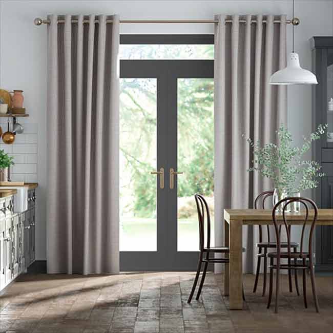 Rèm cửa giúp tạo sự riêng tư cho không gian.